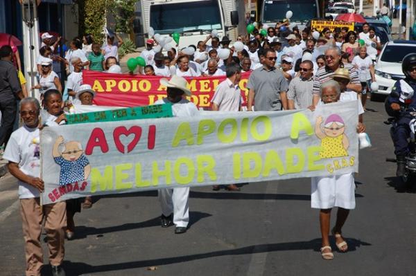 Caminhada marca a Semana do Idoso em Floriano