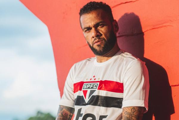 Presidente do Estudiantes, Verón revela desejo de contratar Daniel Alves: "Vou conversar"