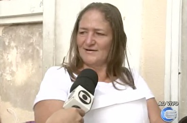 Pais dormem na fila para garantir matrícula dos filhos em Teresina
