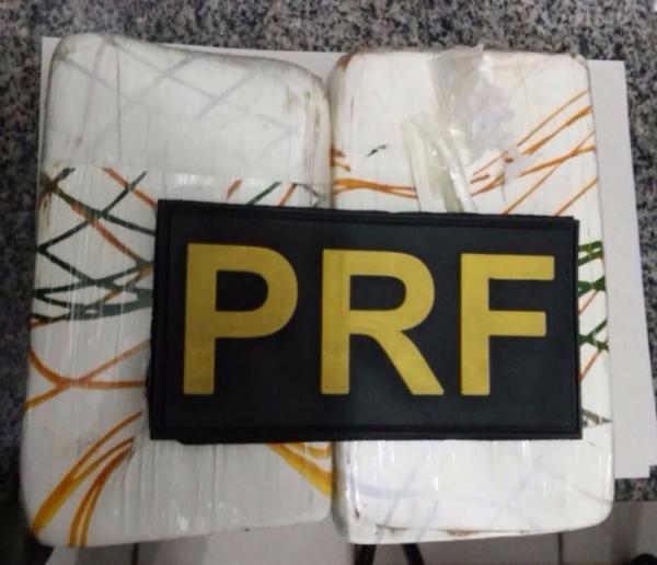 PRF prende passageiro de ônibus com 2 kg de cocaína em Picos(Imagem:PRF)