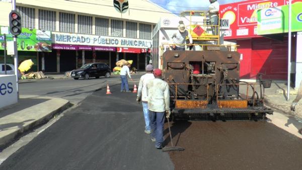 Continua o trabalho de revestimento asfáltico em Floriano