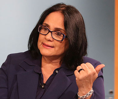 "Não pretendo sair do governo", afirma Damares Alves