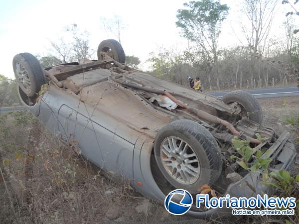 Ve&iacute;culo se desgoverna e capota na PI 140.(Imagem:FlorianoNews)