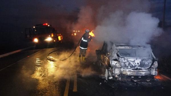 Homem morre carbonizado dentro do carro ap&oacute;s colidir em caminh&atilde;o.(Imagem:Portal Grande Picos)