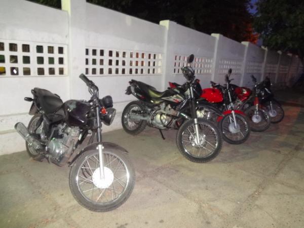 Pol&iacute;cia Militar apreendeu carros e motos em Floriano.(Imagem:FloriaoNews)