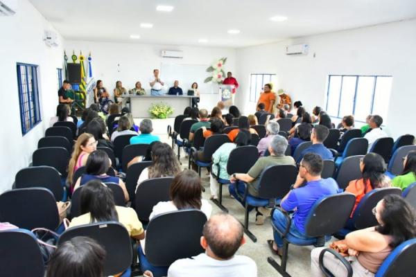 Empossados novos gestores escolares da rede municipal de ensino de Floriano(Imagem:Secom)