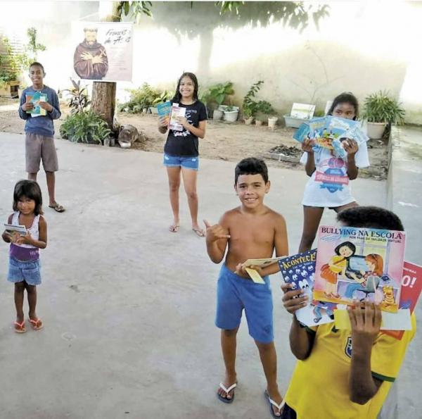 Projeto entrega livros para crianças lerem na quarentena