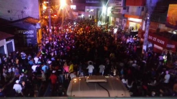 Avine Vinny comanda arrast&atilde;o na segunda de Carnaval em Floriano.(Imagem:FlorianoNews)
