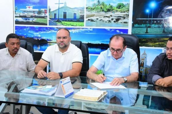 Vereadores de Floriano acompanham assinatura de ordens de servi&ccedil;o e entrega de obras &agrave; popula&ccedil;&atilde;o(Imagem:Reprodu&ccedil;&atilde;o)