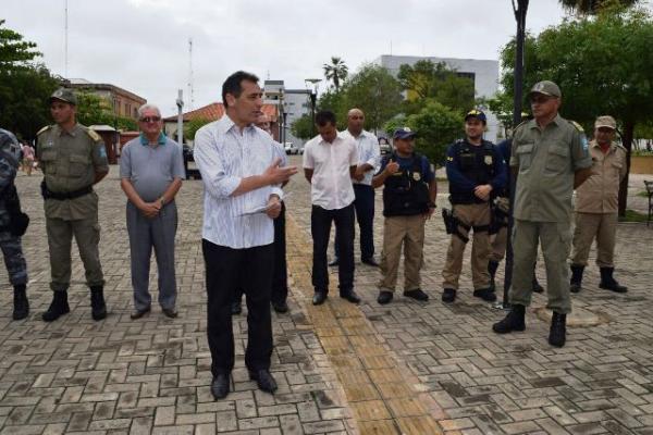Prefeito Gilberto Júnior e PM fazem panfletagem com dicas de segurança para o carnaval