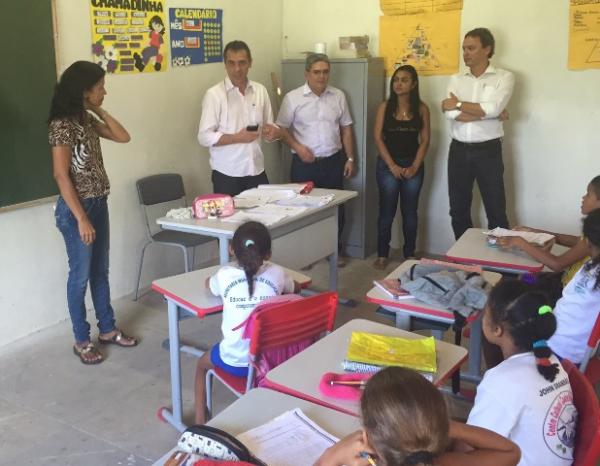 Prefeito visita escola rural onde sera implantado o Método de Ensino em Tempo Integral