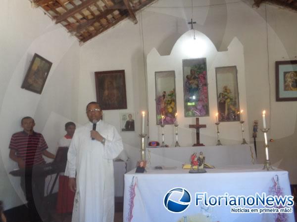 Fieis participaram do encerramento de N. Sr&ordf; do Desterro na comunidade Ara&ccedil;&aacute;s.(Imagem:FlorianoNews)