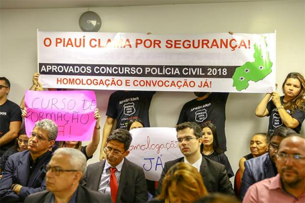 Aprovados em concurso da Pol&iacute;cia Civil do Piau&iacute; protestam por convoca&ccedil;&atilde;o.(Imagem:Roberta Aline/ Cidadeverde.com)