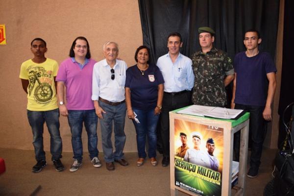 Prefeito Gilberto J&uacute;nior participa de solenidade da Junta Militar.(Imagem:Waldemir Miranda)