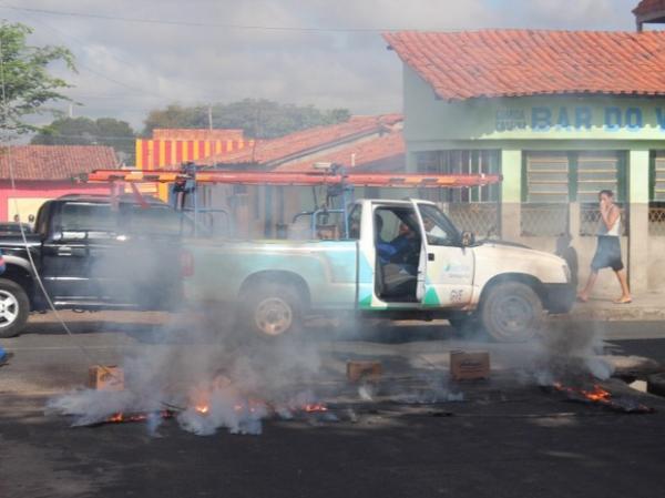 Fio de energia pegou fogo no meu da rua na Zona Sul de Teresina.(Imagem:Gil Oliveira/ G1)