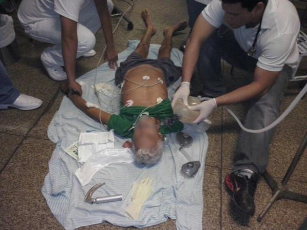 Idoso recebeu atendimento m&eacute;dico no ch&atilde;o do Hospital de Urg&ecirc;ncia de Teresina.(Imagem:Arquivo Pessoal)