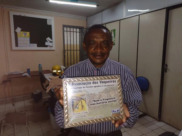 Presidente da Associa&ccedil;&atilde;o dos Vaqueiros, Deputado do Pequi, presta homenagem ao Rep&oacute;rter Amarelinho.(Imagem:FlorianoNews)