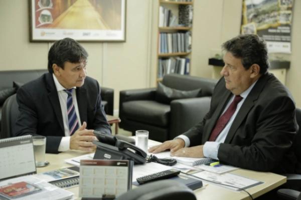 Governador negocia recursos para abastecimento e mobilidade urbana