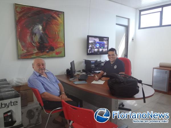 Empres&aacute;rio Jos&eacute; C&acirc;ndido faz visita &agrave; concession&aacute;ria Honda Cajueiro Motos.(Imagem:FlorianoNews)