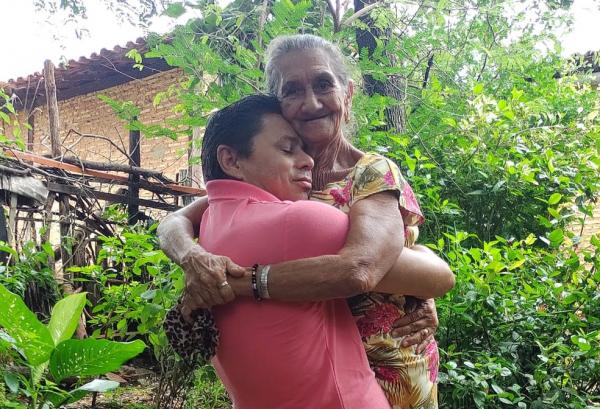 Homem que mora em São Paulo, reencontra a mãe após 40 anos em Floriano