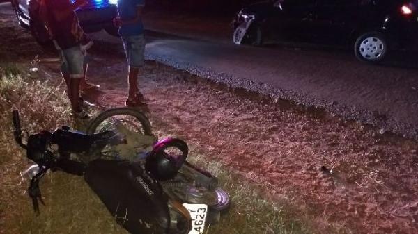 Casal fica ferido em colis&atilde;o entre autom&oacute;vel e motocicleta em Floriano.(Imagem:FlorianoNews)