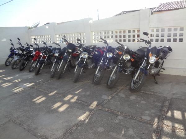 Pol&iacute;cia Militar apreende 14 motos em blitz rel&acirc;mpago na &uacute;ltima quinta-feira.(Imagem:FlorianoNews)