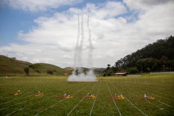 Testes de lan&ccedil;amento realizados em campo aberto.(Imagem:Clara Sampaio)