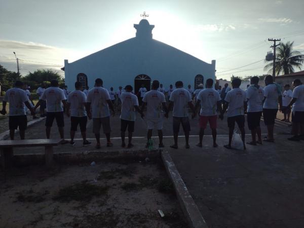 Grupo de homens se re&uacute;nem e realizam a 