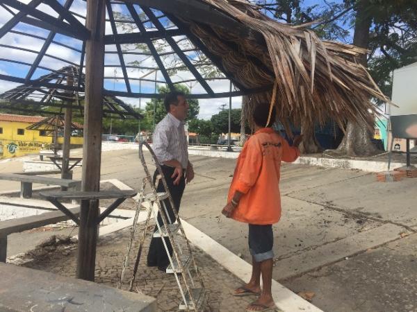 Prefeitura realiza reforma das palhoças do Cais de Floriano