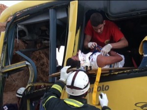 Ônibus de Floriano bate em carreta deixando 2 mortos e 24 feridos em MG
