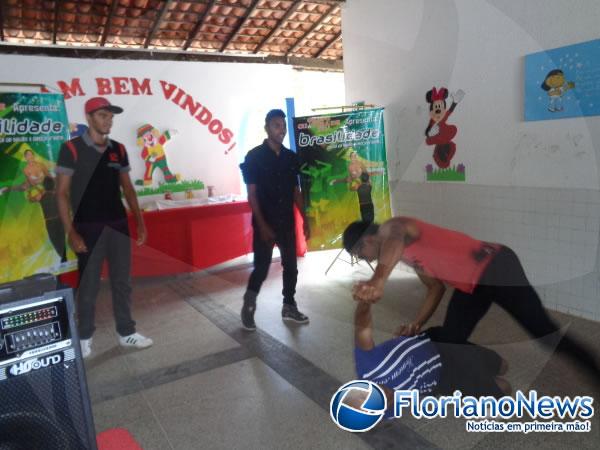 Alunos se divertem com apresentação de danças na Semana da Criança.(Imagem:FlorianoNews)