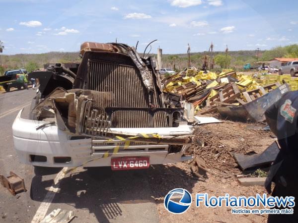 Caminhão tomba e motorista morre em acidente na PI 140.(Imagem:FlorianoNews)