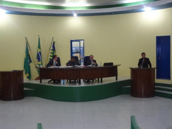 Em meio a polêmicas, parlamentares aprovam Projeto de Lei do Executivo em Sessão Extraordinária