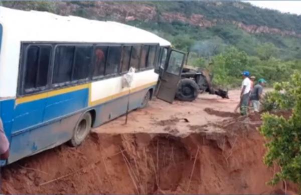 Cratera se abre e quase engole ônibus na cidade de Baixa Grande do Ribeiro