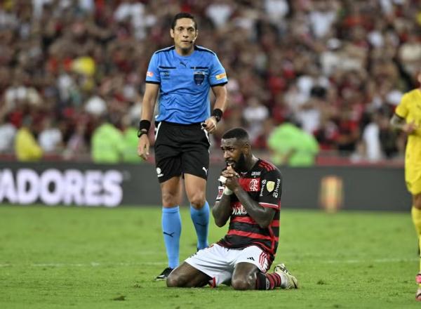 Gerson lamenta diante de Jes&uacute;s Valenzuela em Flamengo x Pe&ntilde;arol.(Imagem:Andr&eacute; Dur&atilde;o)