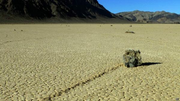 Cientistas desvendam mistério das 'pedras que andam' na Califórnia