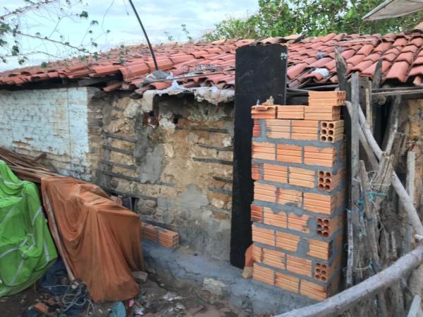 Barraco onde a fam&iacute;lia vivia (Imagem:FlorianoNews)