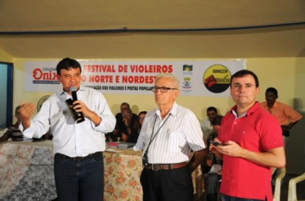 Governador anuncia projeto de escola de violeiros