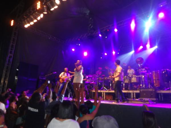 Show com Margareth Menezes levou o p&uacute;blico ao del&iacute;rio em Floriano.(Imagem:FlorianoNews)
