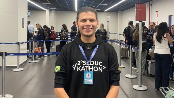 O estudante Aur&eacute;lio embarca para Recife com entusiasmo para participar de curso de prototipagem e solicitar o visto americano.(Imagem:Ascom Seduc)