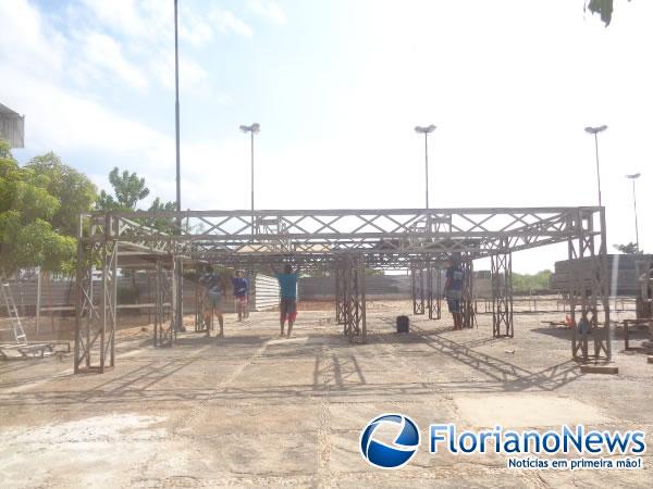 Palco para festa de anivers&aacute;rio do Programa Comando Geral j&aacute; est&aacute; sendo montado.(Imagem:FlorianoNews)