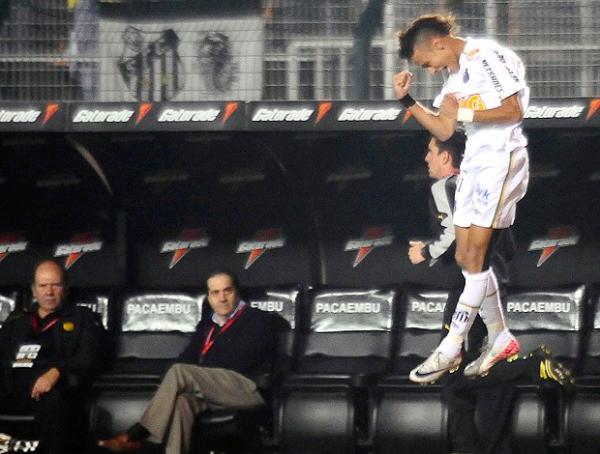 Neymar comemora o gol diante do banco do Pe&ntilde;arol, que s&oacute; lamenta.(Imagem:Marcos Ribolli / Globoesporte.com)