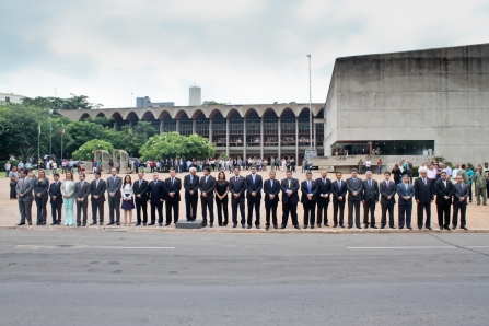 Presidente passa em revista tropa da Polícia Militar e abre 18ª legislatura