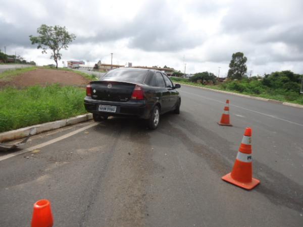 Ve&iacute;culo colide contra canteiro central da BR-230 em Floriano.(Imagem:FlorianoNews)