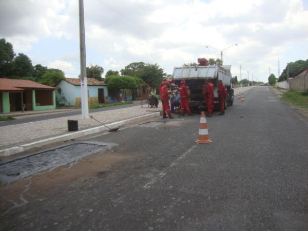 Trabalhadores na recupera&ccedil;&atilde;o da Pista(Imagem:reda&ccedil;&atilde;o)