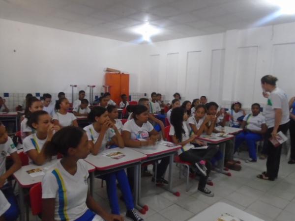 Escola Municipal Arêa Leão recebe palestra da Eletrobrás sobre eficiência energética