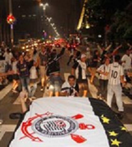 Festa corintiana para a Av. Paulista e atrapalha show do Papai Noel