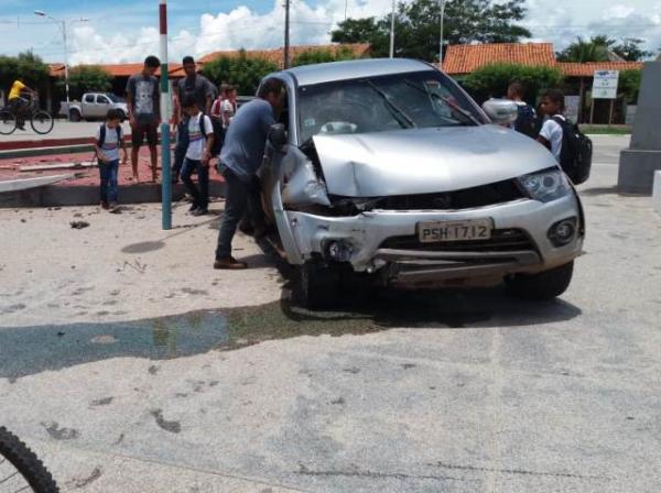  Carro desgovernado invade pra&ccedil;a e destr&oacute;i monumento da cruz em Bar&atilde;o de Graja&uacute;.(Imagem:Divulga&ccedil;&atilde;o)