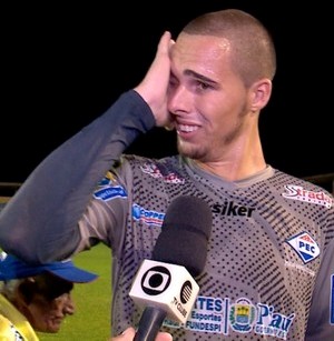 Emocionado, Lucas chora ao lembrar de salários em vitória: "Sofrendo"