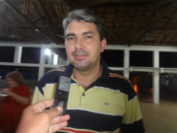 "Presidente está recusando a nos dar a posse", diz Maurício Bezerra